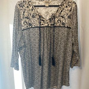 CJ Banks pheasant top like new condition. Size 1x black/white,3/4 length sleeves